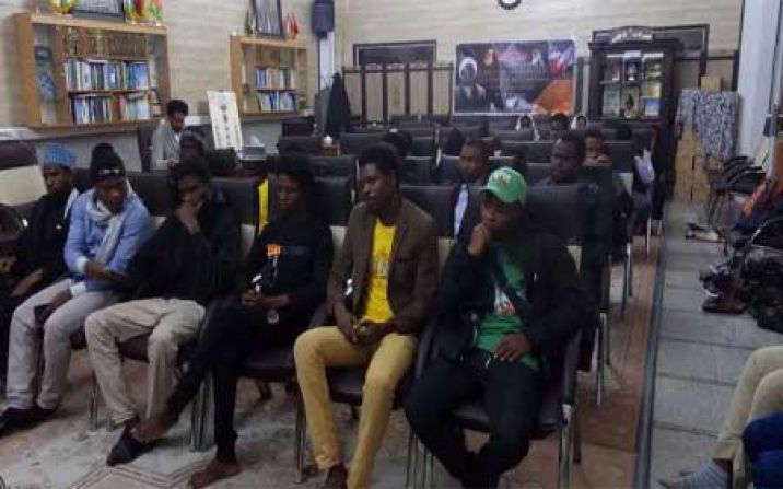 طلاب حرکت اسلامی نیجریه در حرم مطهر بانوی کرامت هیأت برپا کردند